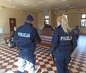 Policjanci kontrolują dworzec w Wielicze