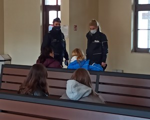 Policjanci rozmawiają z uchodźcami oczekującymi na dworcu