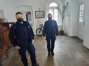 dwoje policjantów umundurowanych w miejscu zakwaterowania uchodźców