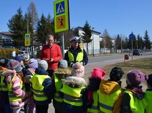 Naczelnik WRD i Zastępca Dyrektora MORD rozmawiają z grupą dzieci w pobliżu przejścia dla pieszych