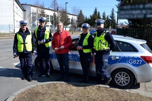 policjanci WRD, naczelnik wydziału oraz zastępca dyrektora MORD w N. Sączu obok radiowozu