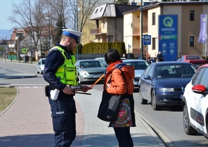 policjant przekazuje odblask pieszej