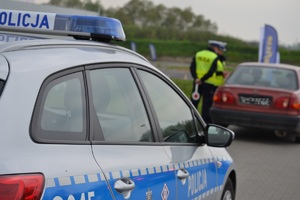Policjanci ruchu drogowego zatrzymali do kontroli drogowej pojazd i przeprowadzają interwencję.
