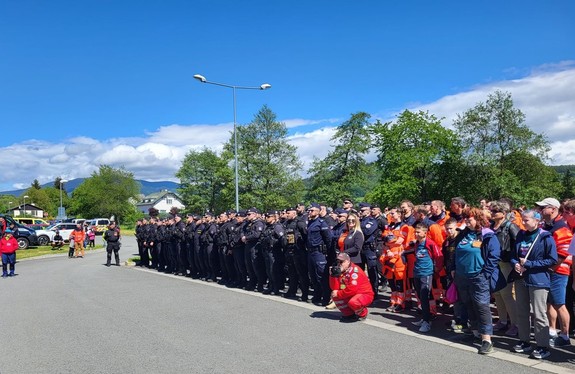 zdjęcie grupowe policjantów reprezentujących poszczególne kraje oraz ratownicy medyczni