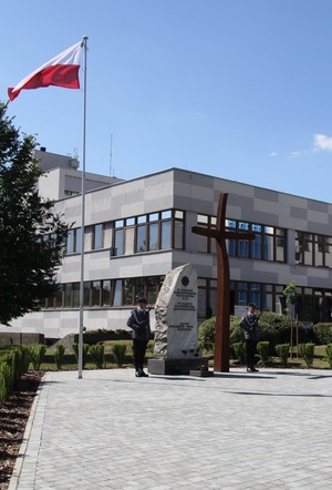 obelisk i krzyż martyrologiczny