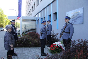 generał składa wieniec przy tablicy patrona KWP Kraków