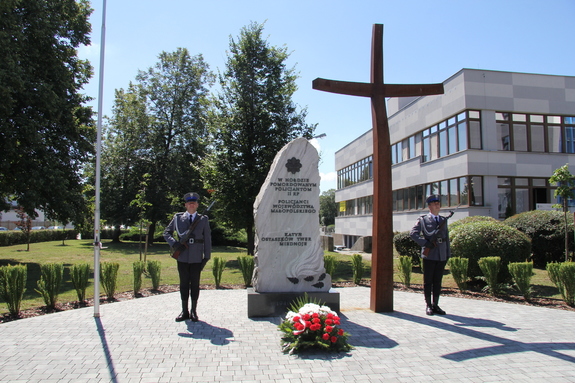 warta przy krzyżu martyrologicznym i obelisku