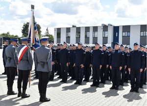 poczet sztandarowy KWP w Krakowie, nowo przyjęci policjanci