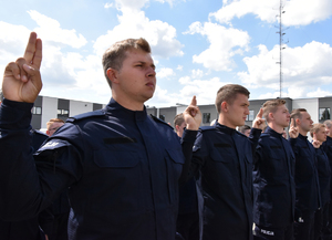 ślubowanie nowo przyjętych policjantów