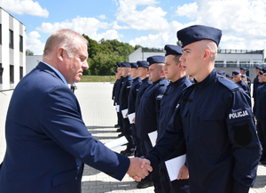 I-szy Wicewojewoda Małopolski Ryszard Pagacz gratuluje ślubującym policjantom