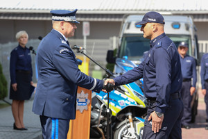 komendant ściska rękę policjantowi