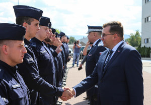 wojewoda ściska ręce policjantom oddziału prewencji