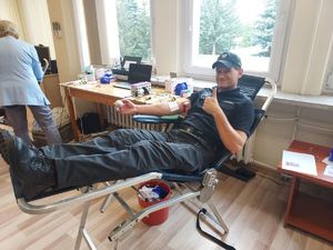 Osoba biorąca udział w V Mundurowej Zbiórce Krwi w Tarnowie