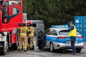 Wóz strażacki oraz radiowóz w trakcie symulacji na poligonie