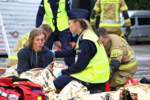 Policjantka zajmuje się rannymi