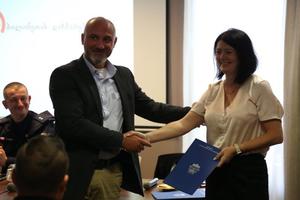 Joanna Kosiniak gratuluje funkcjonariuszowi z Gruzji