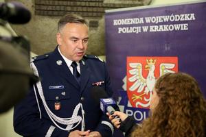 Komendant Ledzion udziela wywiadu do telewizji