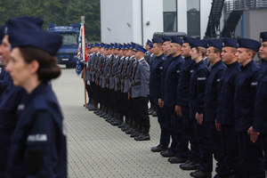 Rzędy policjantów na placu