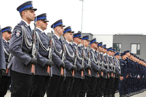 Policjanci kompanii honorowej w szeregu