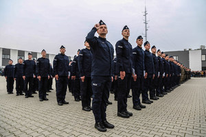 Salutujący policjanci