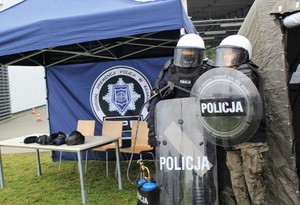 Uczniowie przymierzają tarcze i strój ochronny oddziału prewencji