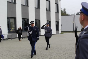 Komendant wojewódzki maszeruje i salutuje w stronę kompanii honorowej