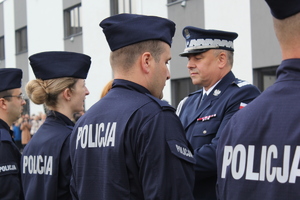 Komendant gratuluje nowym policjantom