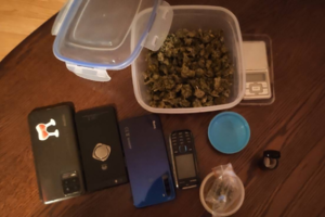 telefony i narkotyki zabezpieczone przez Policję