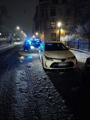 radiowóz i pojazd taksówki na ulicy