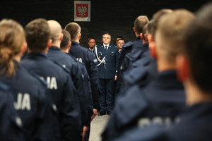 nowo przyjęci policjanci w tle nadinsp. Michał Ledzion