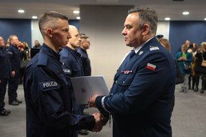 Komendant Wojewódzki Policji  gratuluje nowo przyjętym policjantom