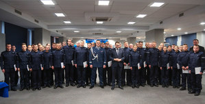 zdjęcie grupowe nowo przyjętych policjantów z Komendantem Wojewódzkim Policji w Krakowie