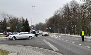 Policjanci podczas zabezpieczenia 78 rocznicy wyzwolenia Auschwitz Birkenau 27.01 policjanci zabezpieczają przejazd dyplomatów