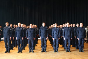 zdjęcie stojących w szeregach ślubujących policjantów