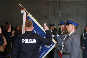 policjanci ślubują przy sztandarze