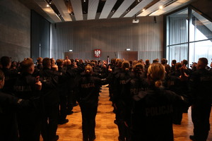 policjanci ślubujący zza pleców