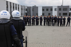 uczniowie klas mundurowych na placu przed OPP czekając na pokaz policjantów z OPP