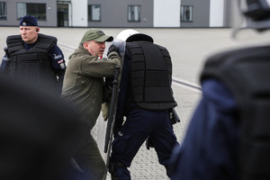 policjanci z OPP prezentują pokaz sił