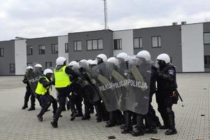 Pozoracja kopie tarcze policjantów