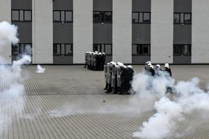 plac apelowy na którym policjanci ćwiczą szyki policyjne