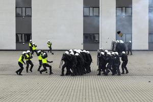 Pozoracja rzucająca tartanem w pododdział zwarty