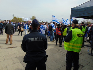 KPP Oświęcim Marsz Żywych 2023 II policjanci zabezpieczają trasę przemarszu