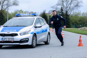 Policjant wybiega z radiowozu