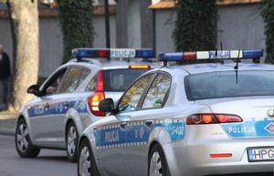 zabezpieczenie 83 rocznica Pierwszego transportu do Auschwitz 14.06.2023  (8) radiowozy jadace ulicą