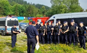 policjanci podczas odprawy