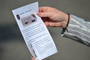Ulotka zawiwrająca zasady poprawnego wyprzedzania, wręczana kierującym podczas działań