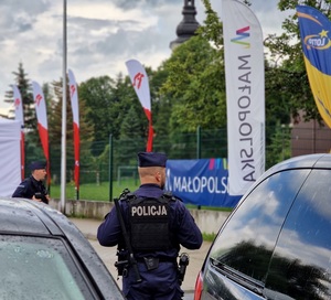 policjant prewencji nadzoruje ruch