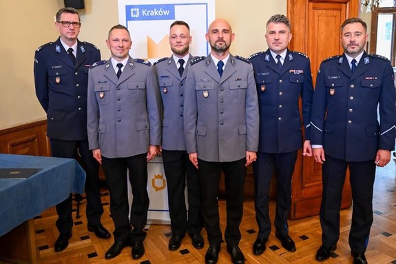nagrodzeni policjanci na wspólnym zdjęciu z Komendantem Miesjkim Policji w Krakowie wraz z jego zastępcami oraz Komendantem Komisariatu Policji V w KRakowie