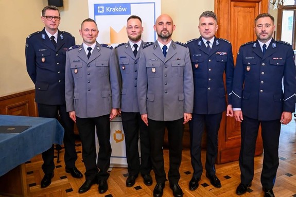 nagrodzeni policjanci na wspólnym zdjęciu z Komendantem Miesjkim Policji w Krakowie wraz z jego zastępcami oraz Komendantem Komisariatu Policji V w KRakowie