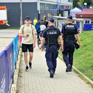 policjanci pieszo patrolują teren wokół hali lodowej